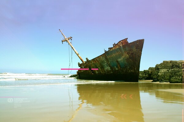 Ein halb verrostetes Schiff in einer Bucht