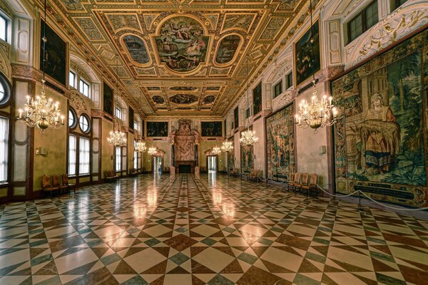 Imagen del salón real con velas encendidas