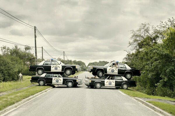 Ein Hinterhalt aus Polizeiautos