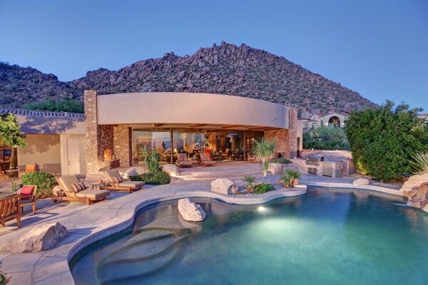 Piękny dom z basenem z kamieniami
