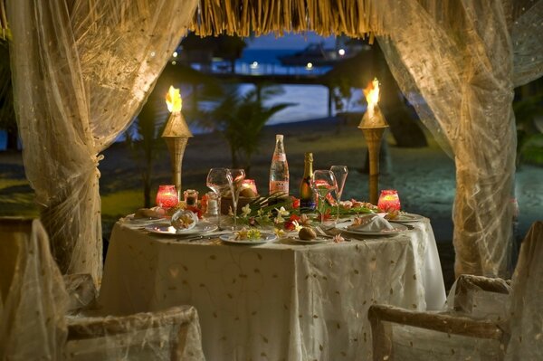 Romantisches Abendessen am Meer