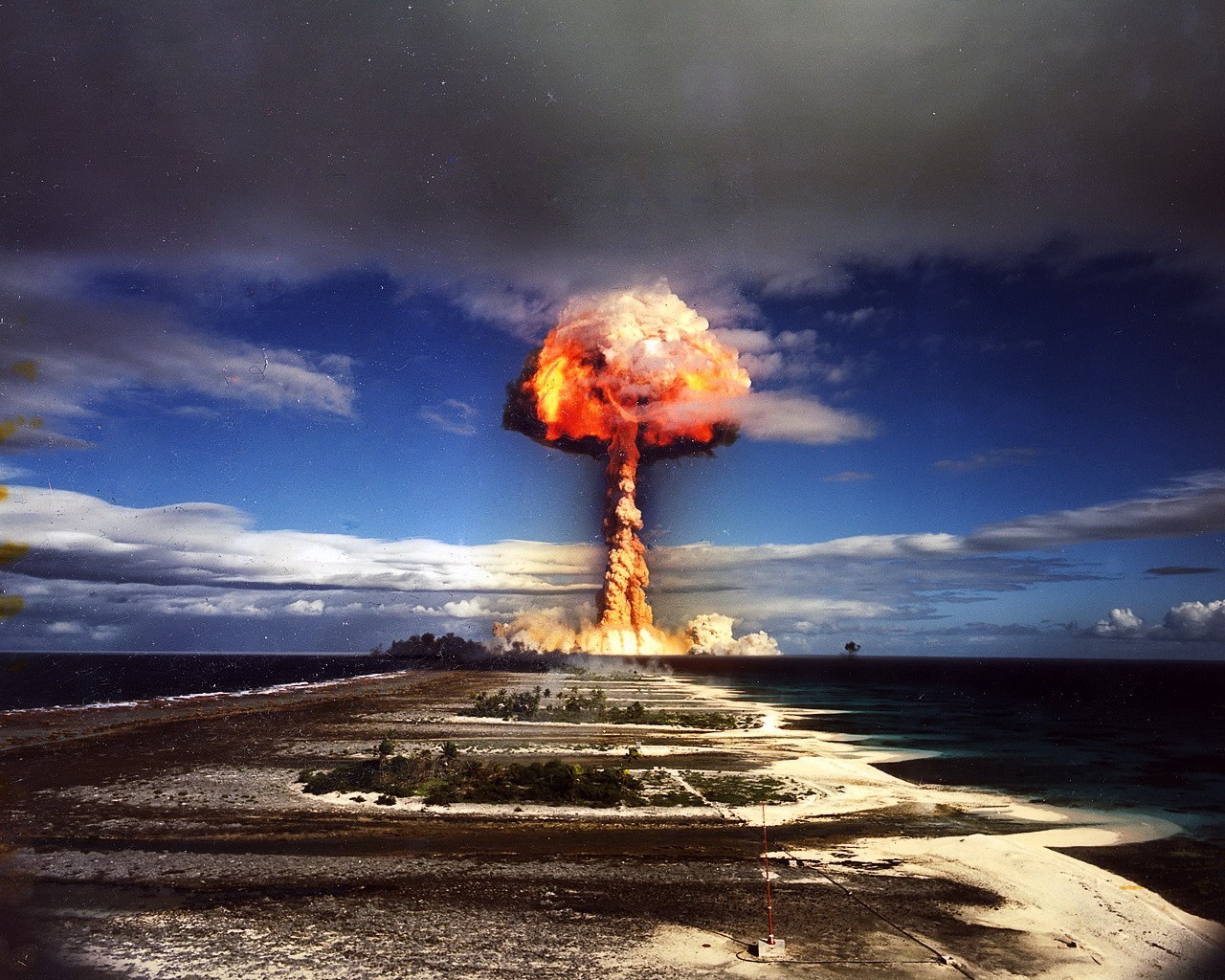 explosión nuclear foto en color