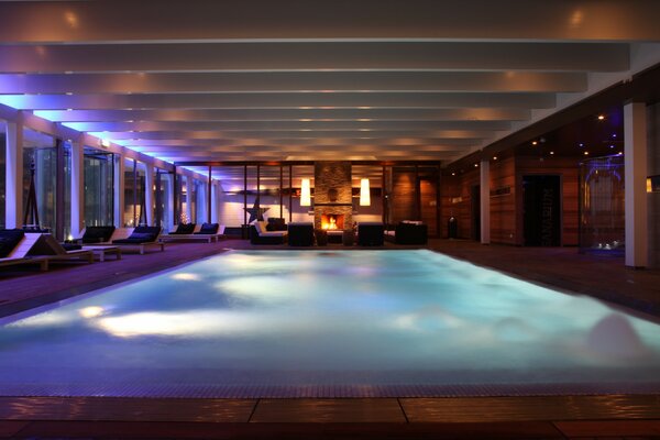 Piscine avec de la fumée et de la couleur bleue