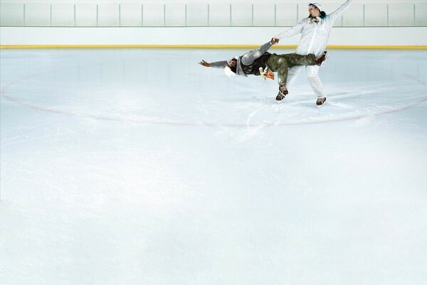 Travailleurs dépeignent les patineurs Sur glace