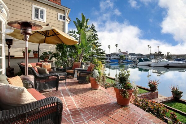 Moderne Terrasse mit Bid am See und Yachten