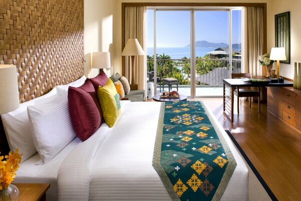 Chambre élégante avec vue sur la mer