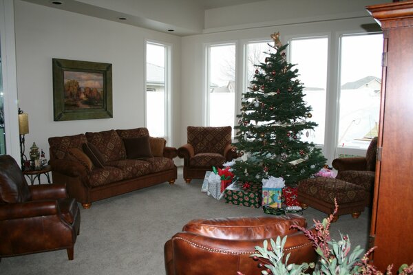 Bellissimo albero di Natale in soggiorno con un grande design