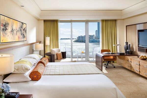 Habitación de hotel con vistas al lago y a la ciudad