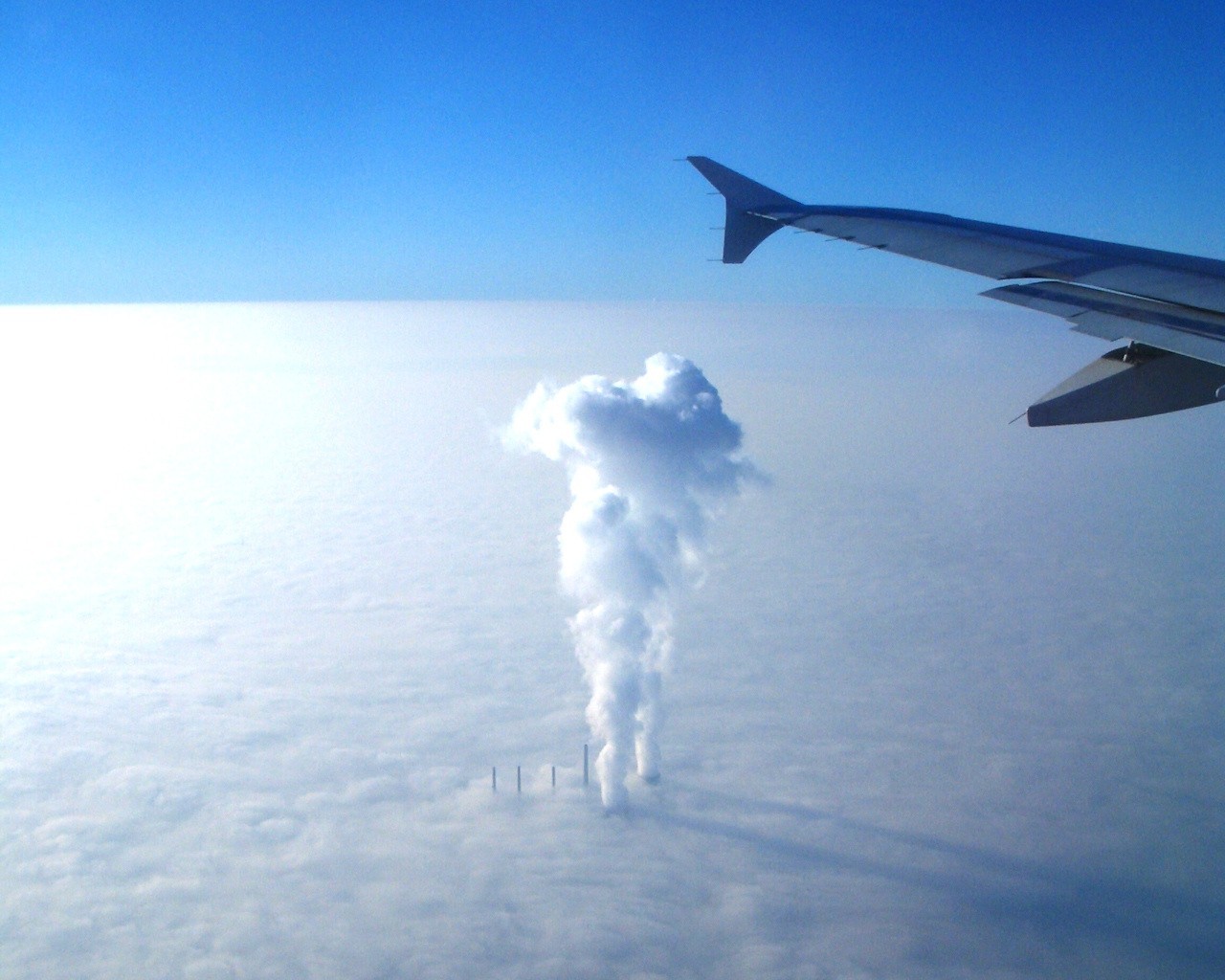 nubes tuberías humo avión