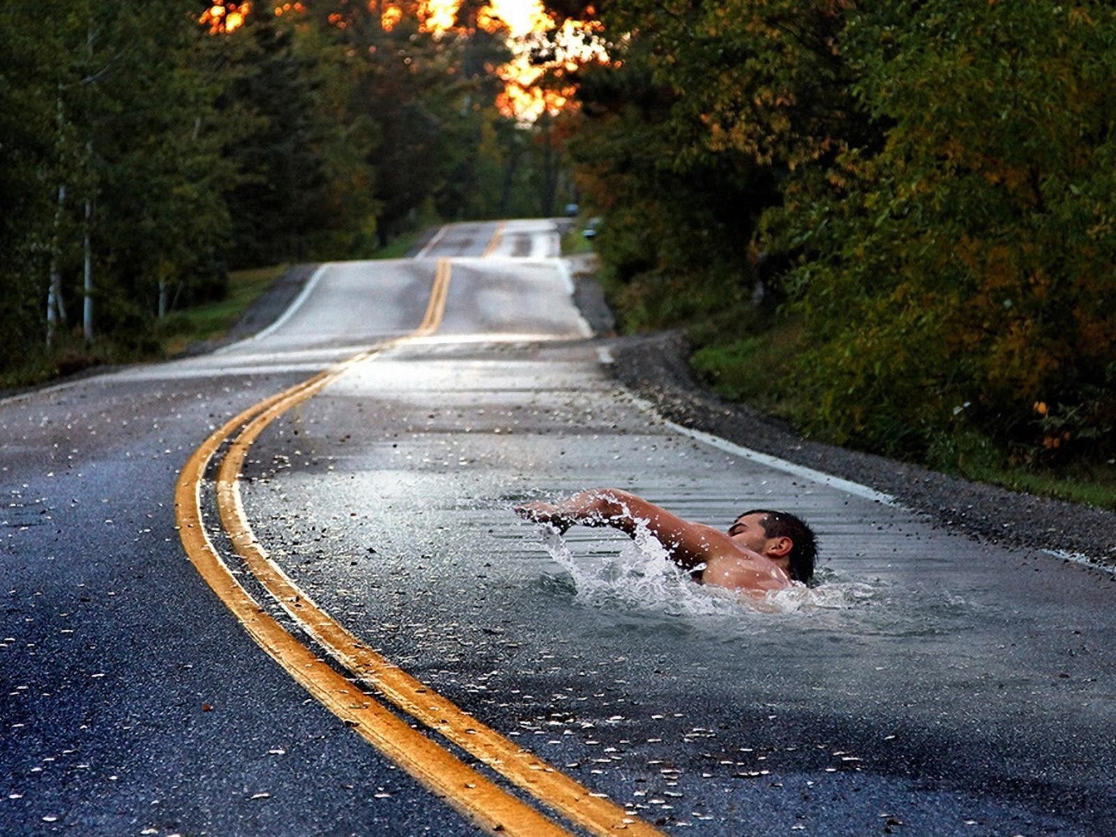 nadador carretera asfalto