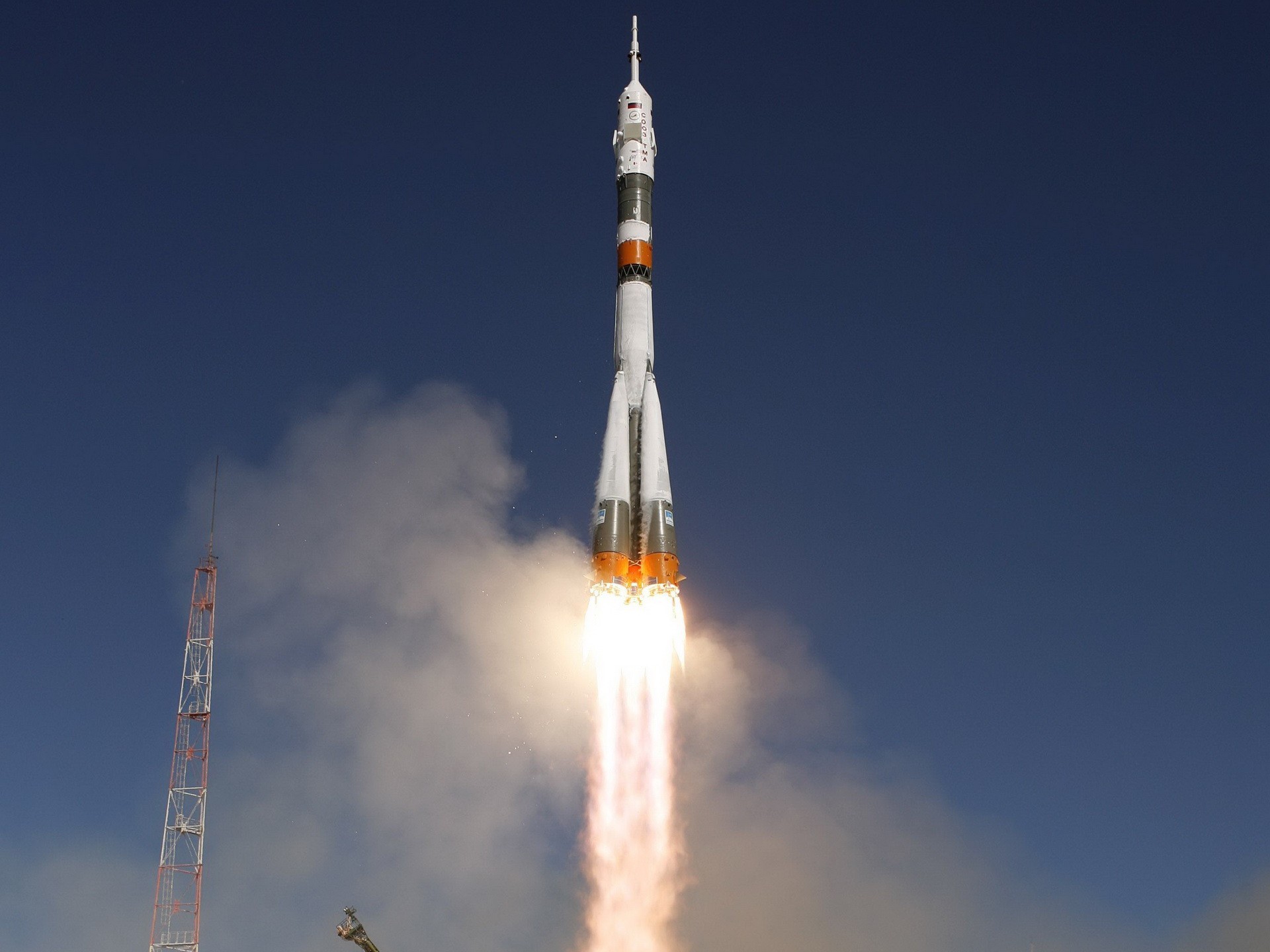 soyuz tma-16 razzo fiamma lancio