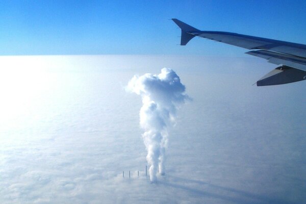 Landschaft eines fliegenden Flugzeugs. Dampfendes Rohr