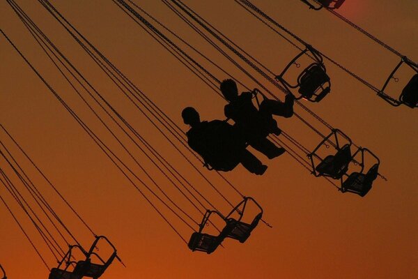 Carrousel au coucher du soleil. Deux hommes