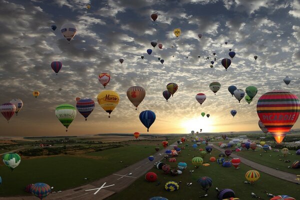 Beaucoup de ballons ont volé vers les nuages