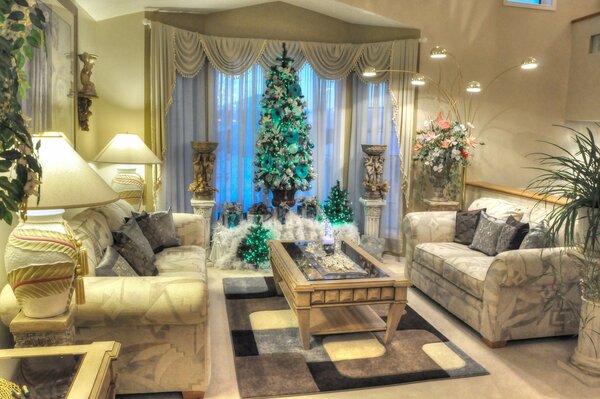 Árbol de Navidad en medio de la habitación en tonos apagados
