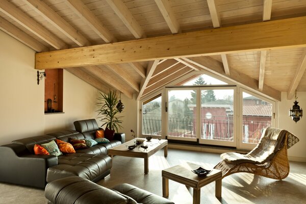 Stilvolles Design des Dachbodens. Holzdecke