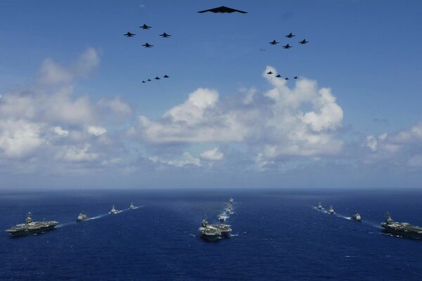 Aviones y barcos de la flota en el mar