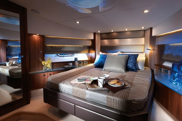 Luxuriöses Schlafzimmer auf einer schicken Yacht