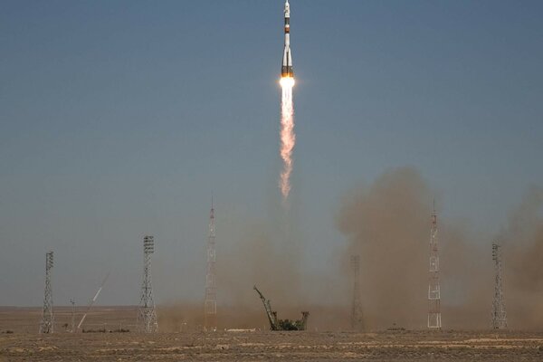 Lancement d une fusée Soyouz dans l espace