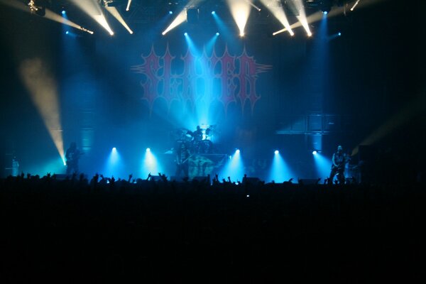 Concert du groupe slayer. Projecteurs bleus