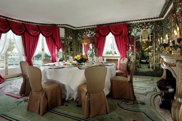 Comedor-salón en estilo de cámara. CORTINAS en el interior