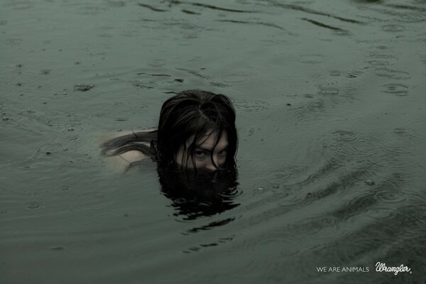 Девушка в дождь вылезает из воды