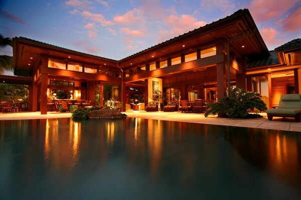 Luxuriöses Haus mit riesigem Pool