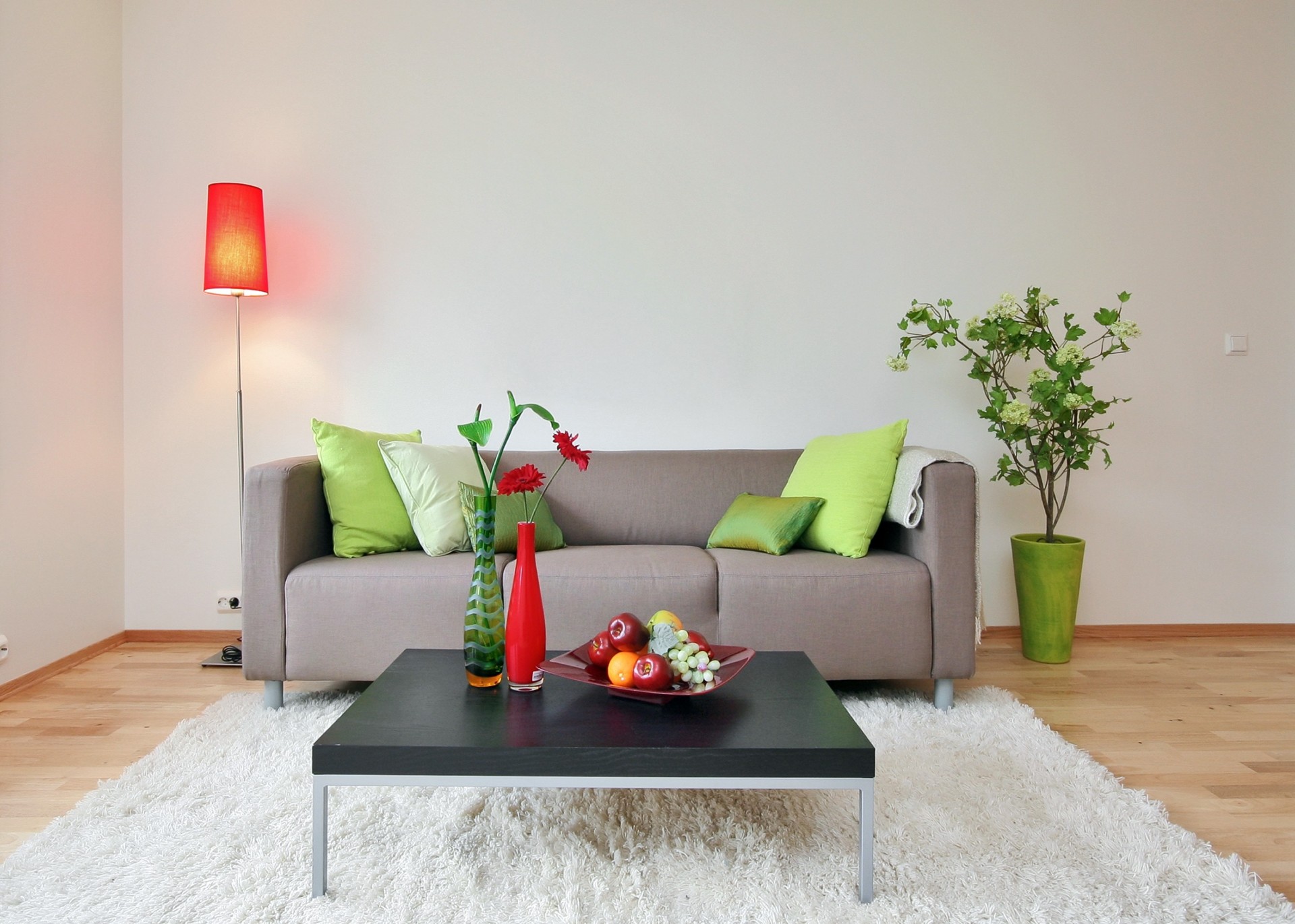 blume sofa obst zimmer tisch kissen lampe vasen