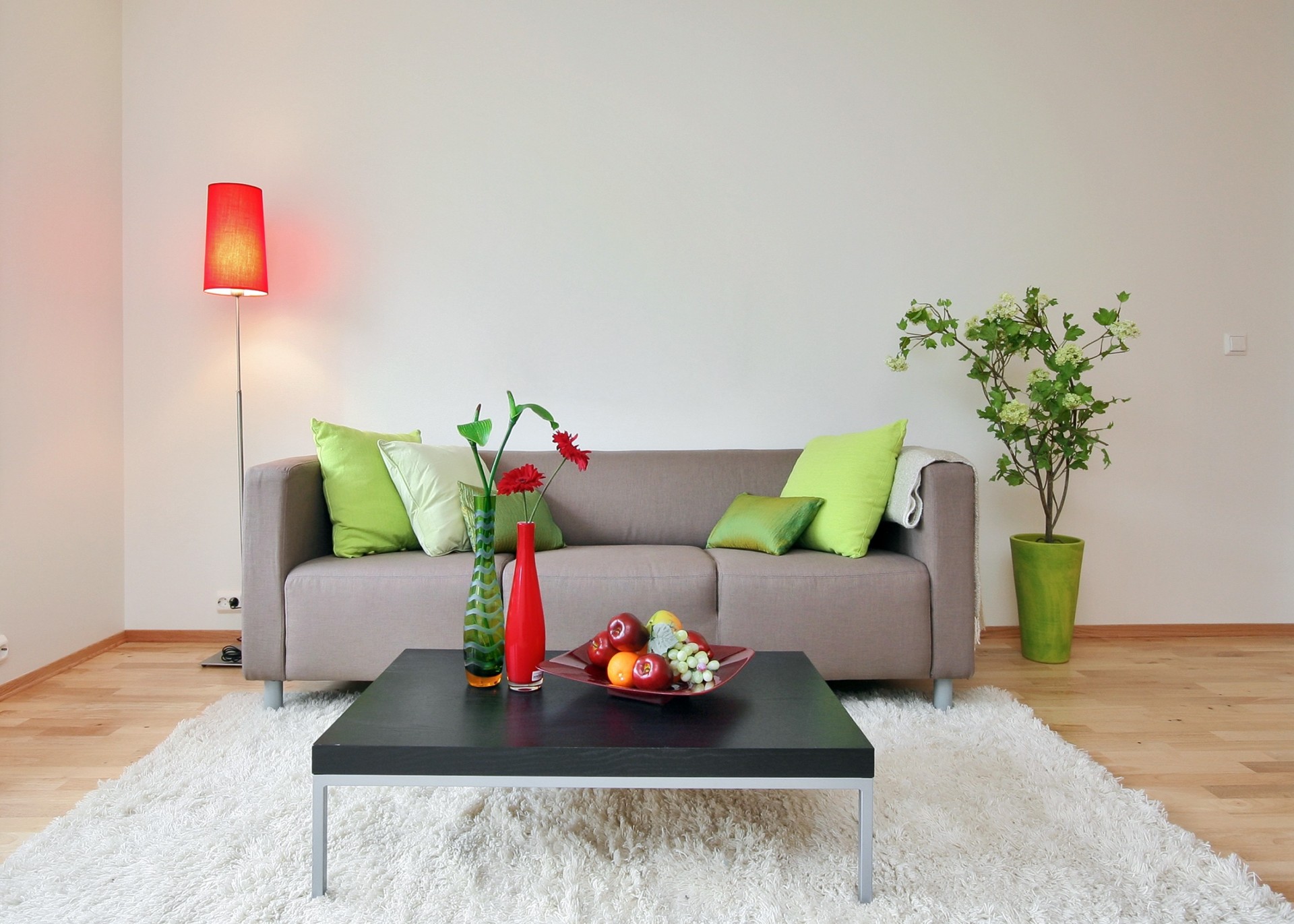 kwiat sofa owoce pokój stół poduszki lampa wazon