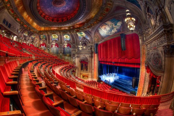 Una sala deserta di un teatro di lusso a Chicago con un palcoscenico vuoto inondato di luce