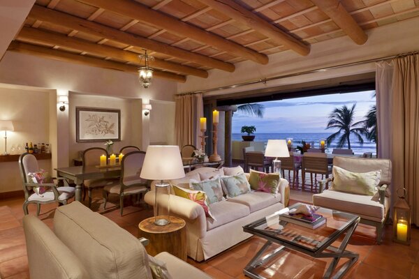 Pokój typu suite w hotelu z panoramicznym widokiem na palmy
