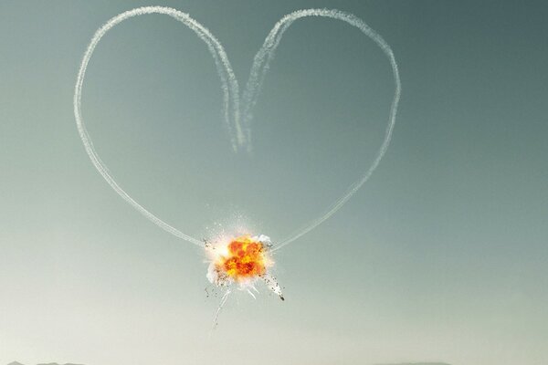 Explosion dans le ciel sous la forme d un coeur