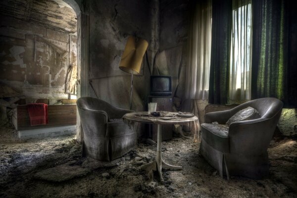 Muebles en una antigua casa abandonada