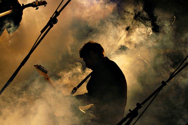 Guitariste lors d un concert en fumée spectaculaire