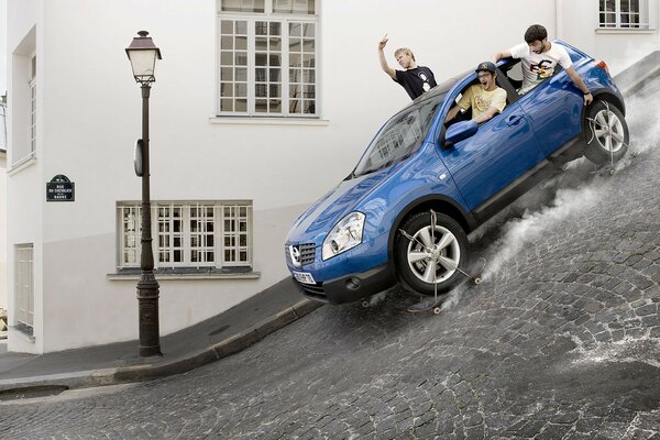 Azul nissan Qashqai en la calle de la fantasía Pro skate