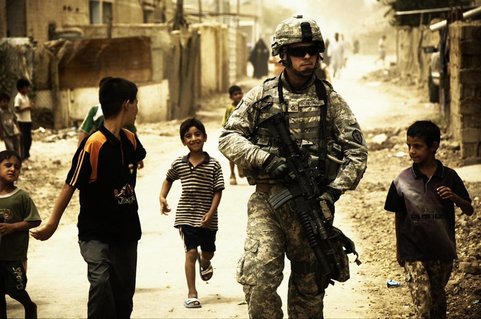 soldado niños uniformes guerra