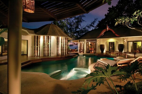 Piscine dans la Villa de l océan la nuit