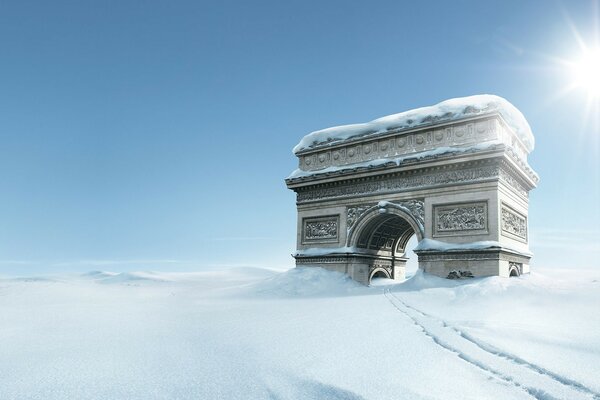 En invierno, el arco se ve solitario e inhóspito