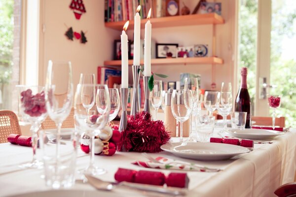 Verres et champagne sur une table délicieusement servie