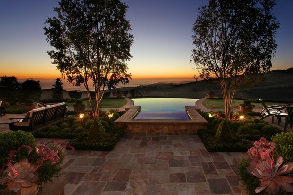 Piscina al aire libre. Hermosas flores