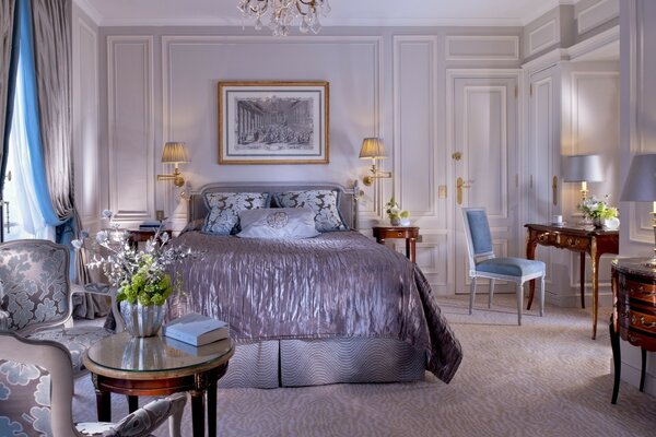 Camera da letto dai colori chiari con dettagli grigi e marroni