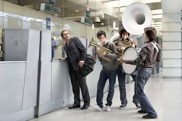 Seeing off at the train station to the orchestra