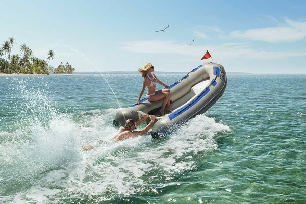 Frau und Mann mit Motorboot