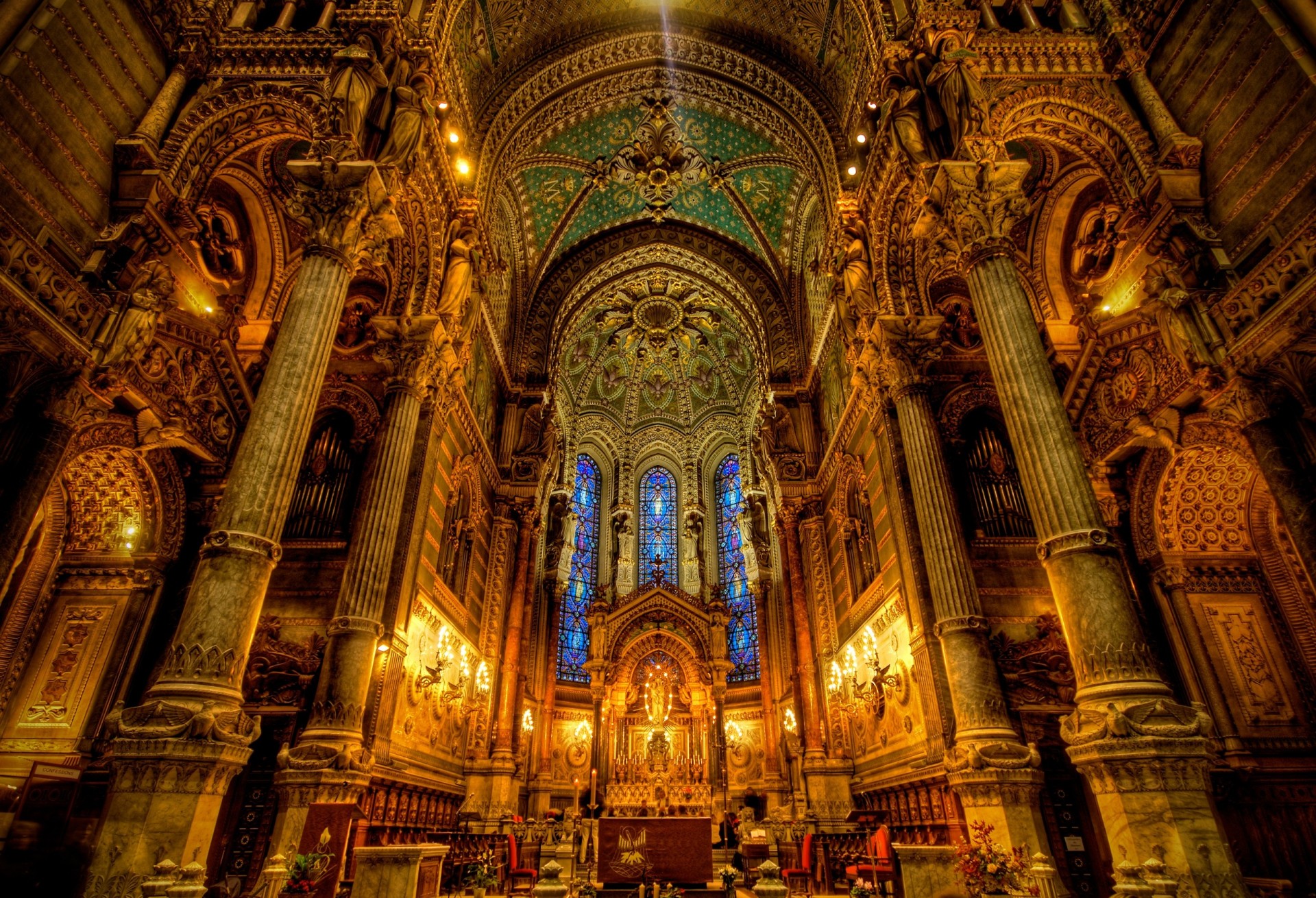 cattedrale chiesa luce colonna religione vetro colorato