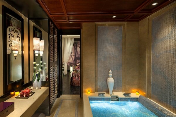 Elegante bagno di design con vasca idromassaggio