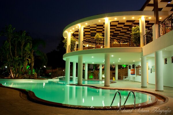 Véranda avec piscine dans une maison privée
