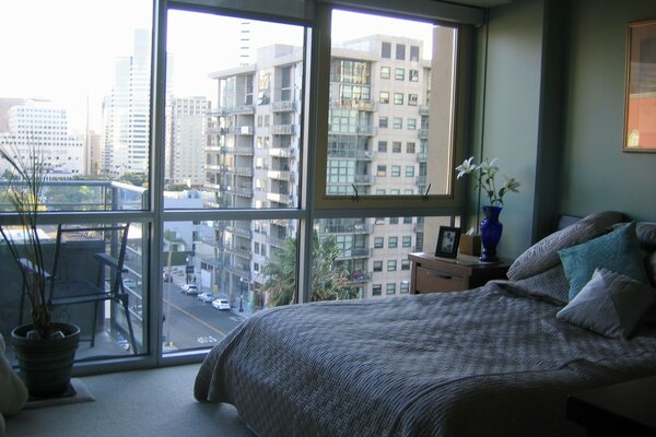 Chambre avec fenêtre sur tout le mur d où la ville est vue