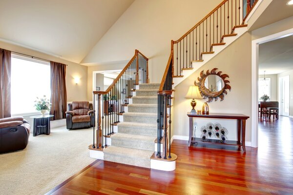 Escalier blanc avec balustrades fines