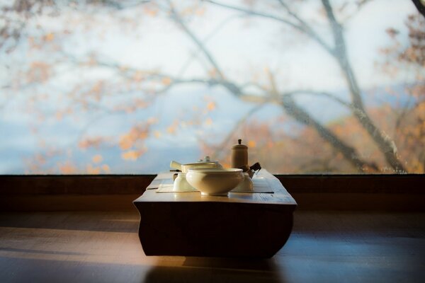 Table sur fond de paysage d automne