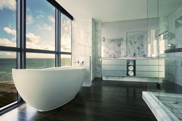 Salle de bain avec fenêtre panoramique sur la mer